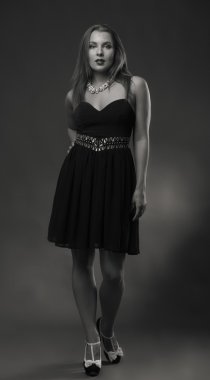 Genç bir kadının güzel siyah beyaz portre