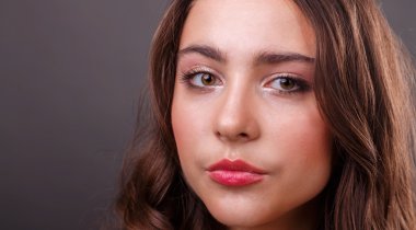 Bir çelenk karanlık bir arka plan üzerinde güzel kız. yakın çekim portre. Güzellik fotoğraf