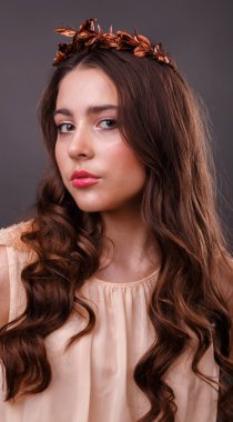 Bir çelenk karanlık bir arka plan üzerinde güzel kız. yakın çekim portre. Güzellik fotoğraf