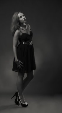 Genç bir kadının güzel siyah beyaz portre