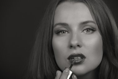 Güzel bir kızın siyah beyaz fotoğrafı.