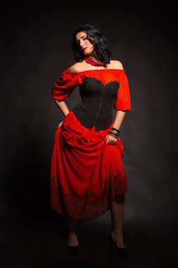 Karanlık bir arka plan üzerinde güzel, gizemli, şirin esmer. Siyah ve beyaz fotoğraf güzel gizemli esmer.