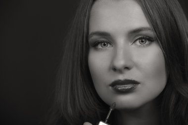 Güzel bir kızın siyah beyaz fotoğrafı.