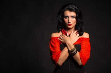 Karanlık bir arka plan üzerinde güzel, gizemli, şirin esmer. Siyah ve beyaz fotoğraf güzel gizemli esmer.