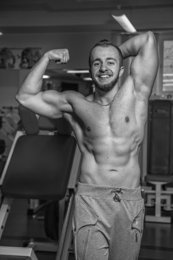 Kameraya poz yakışıklı atletik erkek