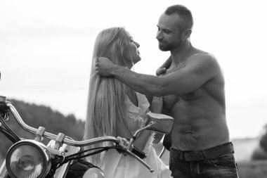 Genç bir çift tarlada