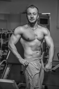 Kameraya poz yakışıklı atletik erkek