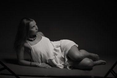 Güzel bir kızın siyah beyaz fotoğrafı.