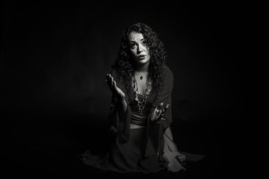 Siyah ve beyaz fotoğraf güzel bir dans eden kız