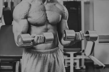 Atlet spor salonunda dikey itme yapma. Arka kasları egzersiz için güç. Fotoğraflar spor dergileri, afiş ve Web siteleri için.