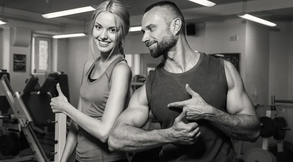 Sport couple on training in the gym. Healthy life. Help and support when performing exercises. Photos for sporting magazines and websites. — Stock Photo, Image