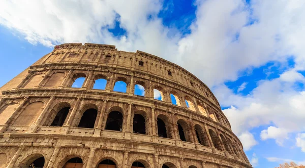 Utsikten mot Colosseum i en solig dag. Rom, Italien — Stockfoto