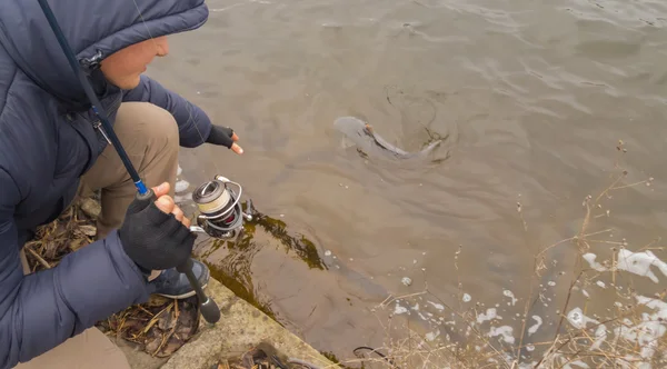 Mann mit Spinnerei auf dem See. Fischerei — Stockfoto