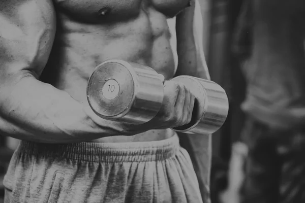 Een zeer sterke man is betrokken bij de sportschool — Stockfoto