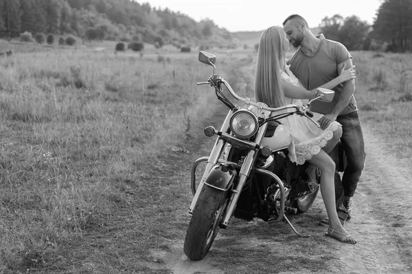 Jeune couple dans un domaine — Photo