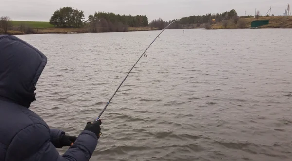 Homem com fiação no lago. Pesca — Fotografia de Stock