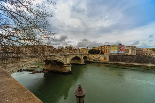 ROMA - 12 gennaio: Bella vista sul fiume Tevere 12 gennaio 2016 a Roma . — Foto Stock