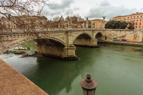 ROMA - 12 de janeiro: Bela vista do rio Tibre 12 de janeiro de 2016 em Roma, Itália . — Fotografia de Stock