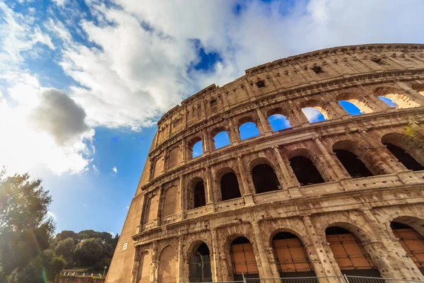 ROMA - 10 de enero: Coliseo exterior el 10 de enero de 2016 en Roma, Italia . — Foto de Stock