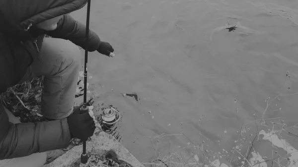 Mann mit Spinnerei auf dem See. Fischerei — Stockfoto