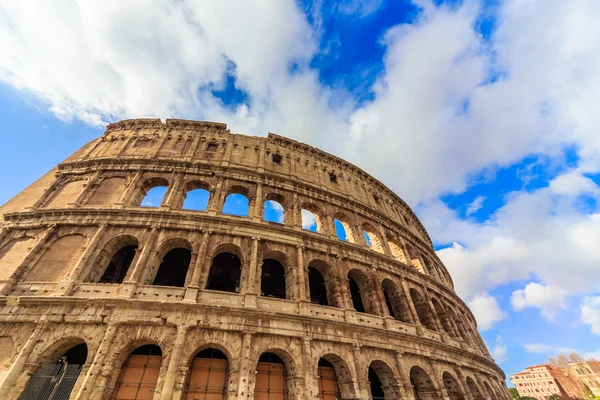 ROME - tammikuu 10: Colosseum ulkopuoli tammikuussa 10, 2016 Roomassa, Italiassa . — kuvapankkivalokuva