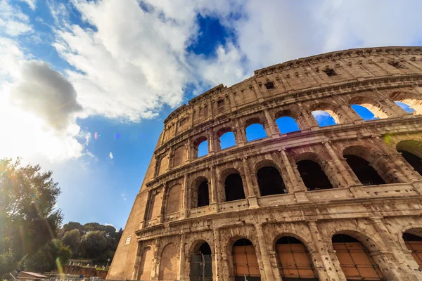 Rom - 10 januari: Colosseum exteriör på 10 januari 2016 i Rom, Italien. — Stockfoto