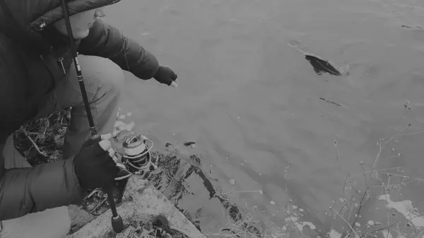 Чоловік з обертанням на озері. Риболовля — стокове фото