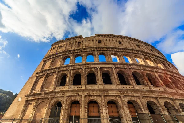 Rom - 10 januari: Colosseum exteriör på 10 januari 2016 i Rom, Italien. — Stockfoto