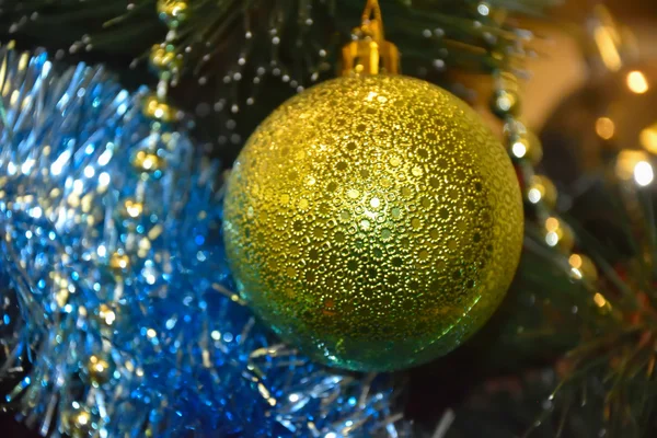 Beautiful Christmas decorations on the Christmas tree... — Stock Photo, Image