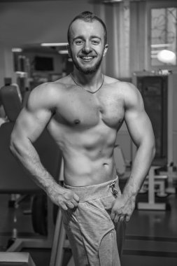 Kameraya poz yakışıklı atletik erkek