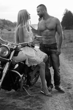 Genç bir çift tarlada