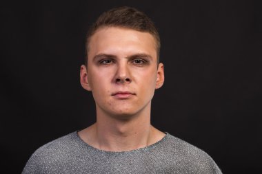 Profesyonel oyun genç aktör. Karanlık bir arka plan üzerinde siyah ve beyaz fotoğraf. Profesyonel makyaj ve tiyatro görüntü. İçin fotoğraf kültür ve moda dergileri ve Web siteleri.