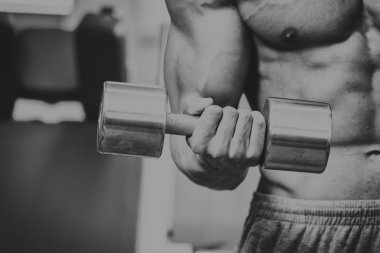 Çok güçlü bir adam salonda yapmaktadır