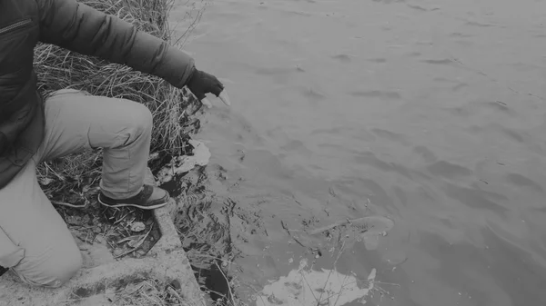 Homem com fiação no lago. Pesca — Fotografia de Stock