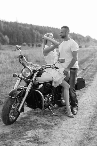 Young couple in a field — Stock Photo, Image