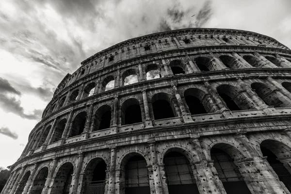 Roma - 10 Ocak: 10 Ocak 2016 yılında Coliseum dış Roma, İtalya.