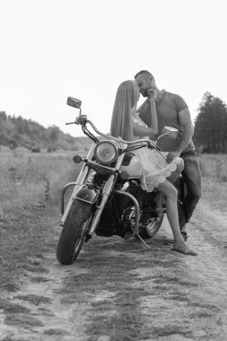 Genç bir çift tarlada