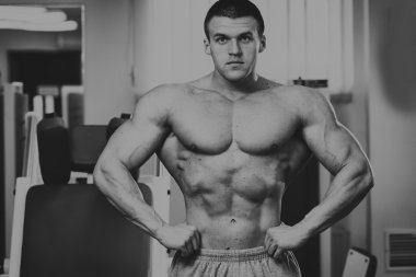 Çok güçlü bir adam salonda yapmaktadır