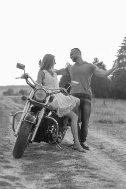 Genç bir çift tarlada