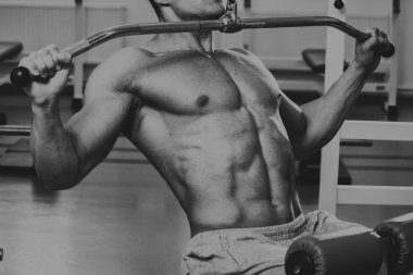 Çok güçlü bir adam salonda yapmaktadır