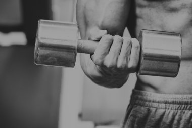 Çok güçlü bir adam salonda yapmaktadır