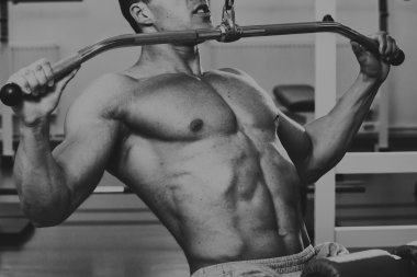 Çok güçlü bir adam salonda yapmaktadır