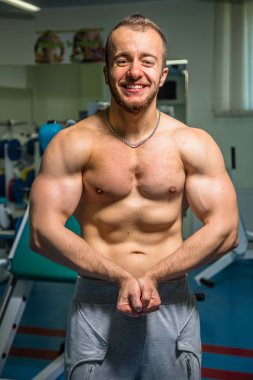 Kameraya poz yakışıklı atletik erkek