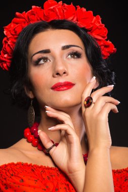 Karanlık bir arka plan üzerinde güzel, gizemli, şirin esmer. Siyah ve beyaz fotoğraf güzel gizemli esmer.