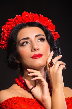 Karanlık bir arka plan üzerinde güzel, gizemli, şirin esmer. Siyah ve beyaz fotoğraf güzel gizemli esmer.