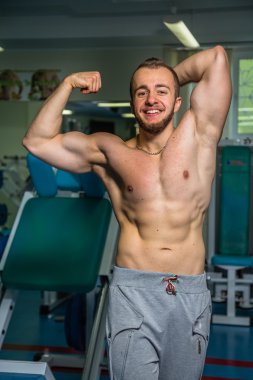 Kameraya poz yakışıklı atletik erkek