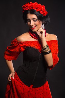 Karanlık bir arka plan üzerinde güzel, gizemli, şirin esmer. Siyah ve beyaz fotoğraf güzel gizemli esmer.