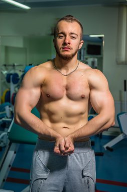 Kameraya poz yakışıklı atletik erkek