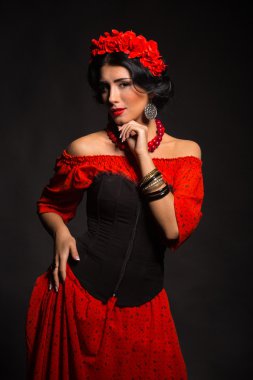 Karanlık bir arka plan üzerinde güzel, gizemli, şirin esmer. Siyah ve beyaz fotoğraf güzel gizemli esmer.