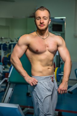 Kameraya poz yakışıklı atletik erkek